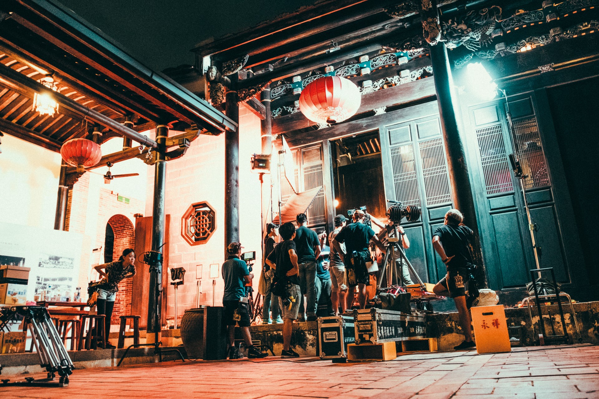 《疑霧公堂》劇組工作人員在14天內精準完成拍攝,陳思宇認為先前的經驗累積功不可沒。(公視提供)