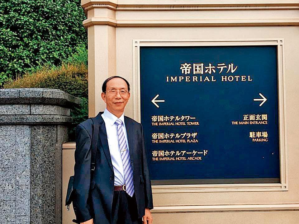 鄭世曜是台灣長工會成員,曾赴日旅遊並順道探視謝長廷,還在知名的帝國飯店前拍照留念。(翻攝鄭世曜臉書)