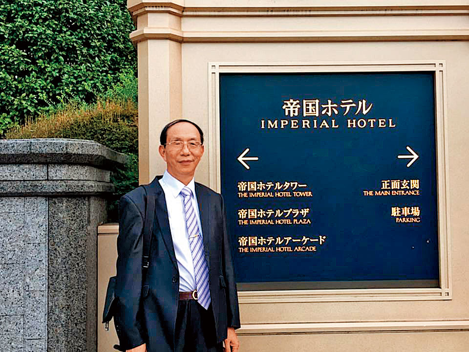 鄭世曜是台灣長工會成員,曾赴日旅遊並順道探視謝長廷,還在知名的帝國飯店前拍照留念。(翻攝鄭世曜臉書)