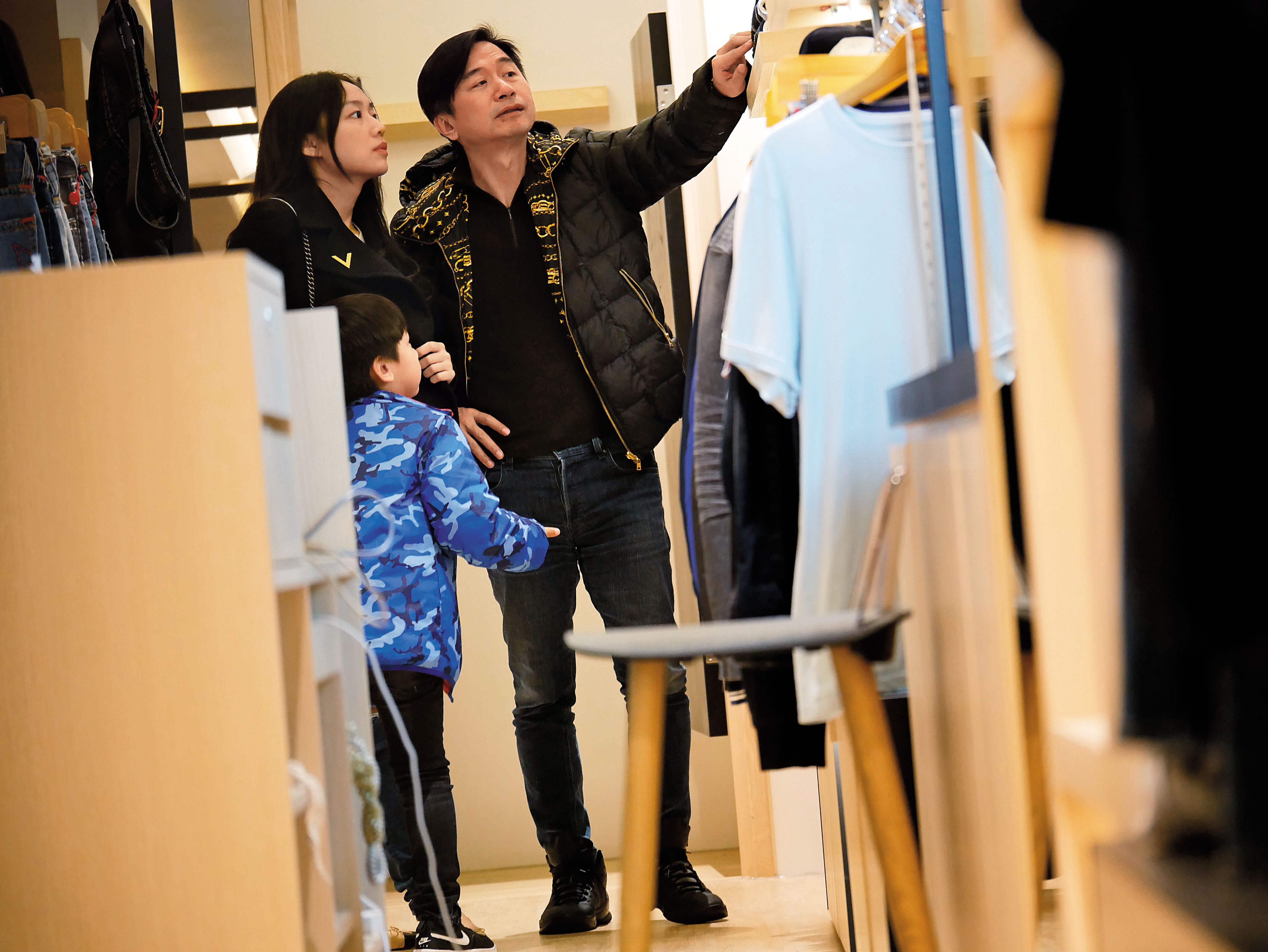 12月25日20：39，黃舒駿（右）耶誕節晚上帶著嫩妻（左）、兒子現身台北信義區百貨公司血拚，踏進的全是高檔品牌服裝店，夫妻倆身上行頭也都貴森森。