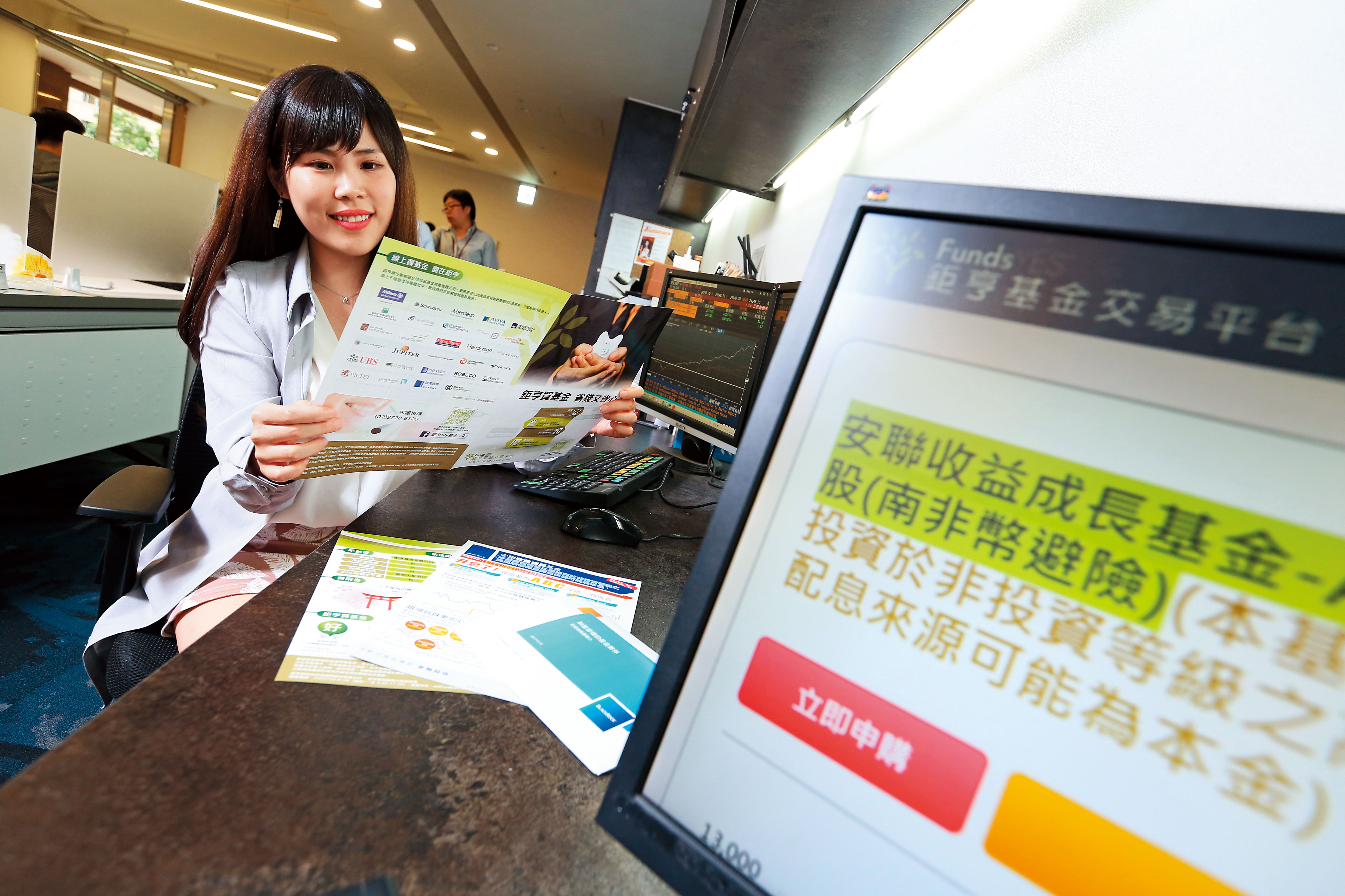 去年市場超動盪，南非幣計價債券基金雖給予優厚的配息率，但淨值修正、幣值大貶，讓投資人很心慌。