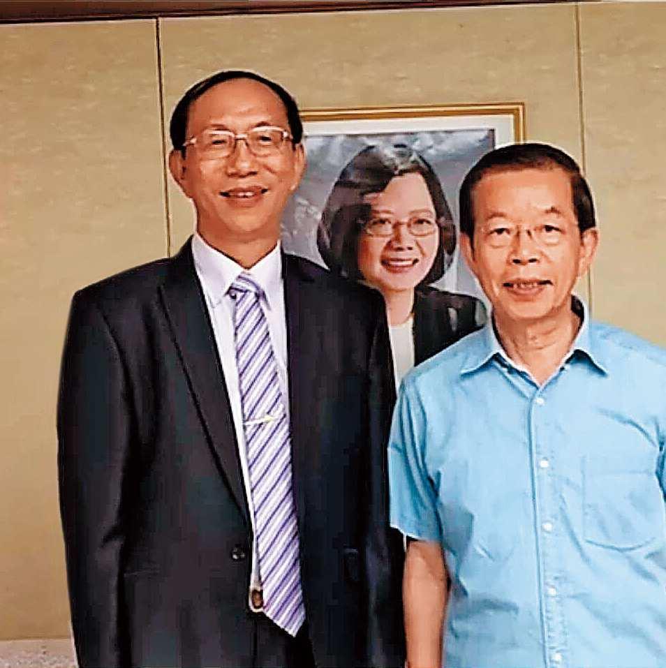 謝長廷轉任駐日代表後,鄭世曜與謝系子弟兵一同赴日探視,還在總統蔡英文的玉照前合影。(翻攝鄭世曜臉書)
