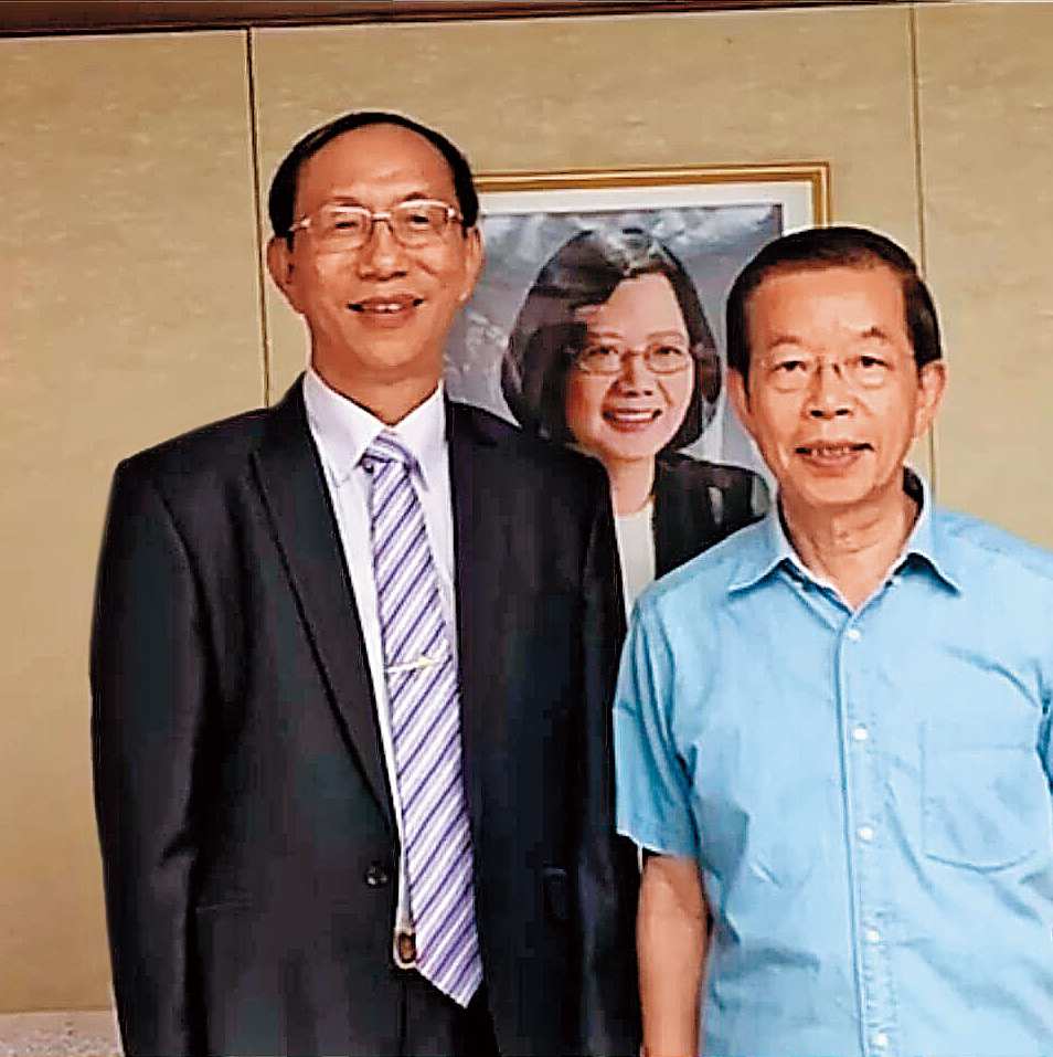 謝長廷轉任駐日代表後,鄭世曜與謝系子弟兵一同赴日探視,還在總統蔡英文的玉照前合影。(翻攝鄭世曜臉書)