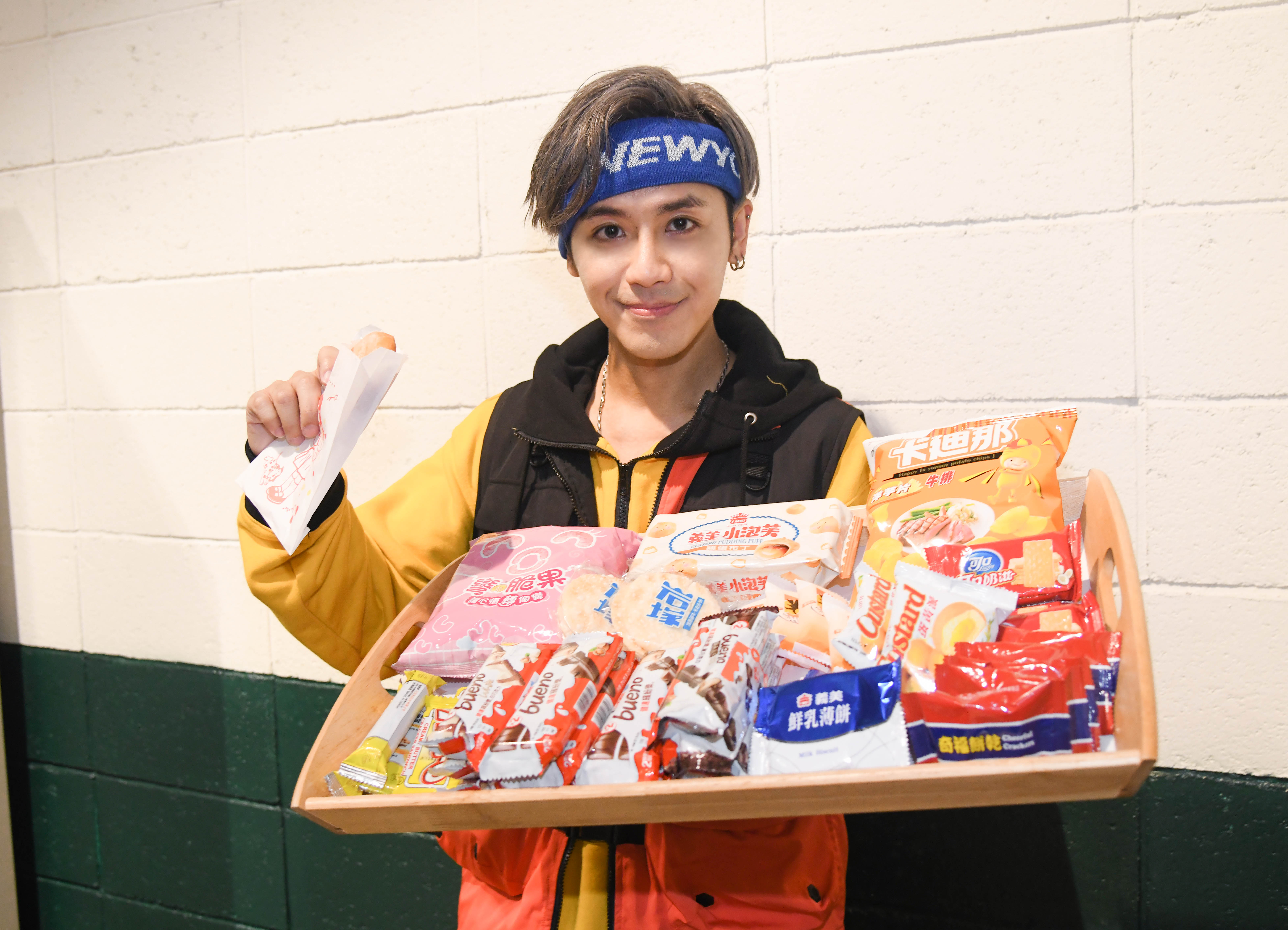 跨年趕場的鼓鼓擔心肚子餓，早就備妥零食。（相信音樂提供）