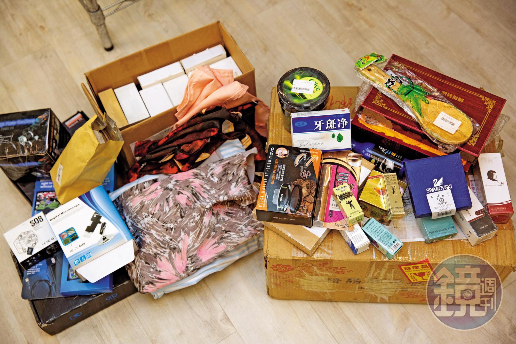 網路拍賣社團販售盲包,琳瑯滿目的內容不乏山寨名牌飾品口紅、潔牙劑和壯陽藥。