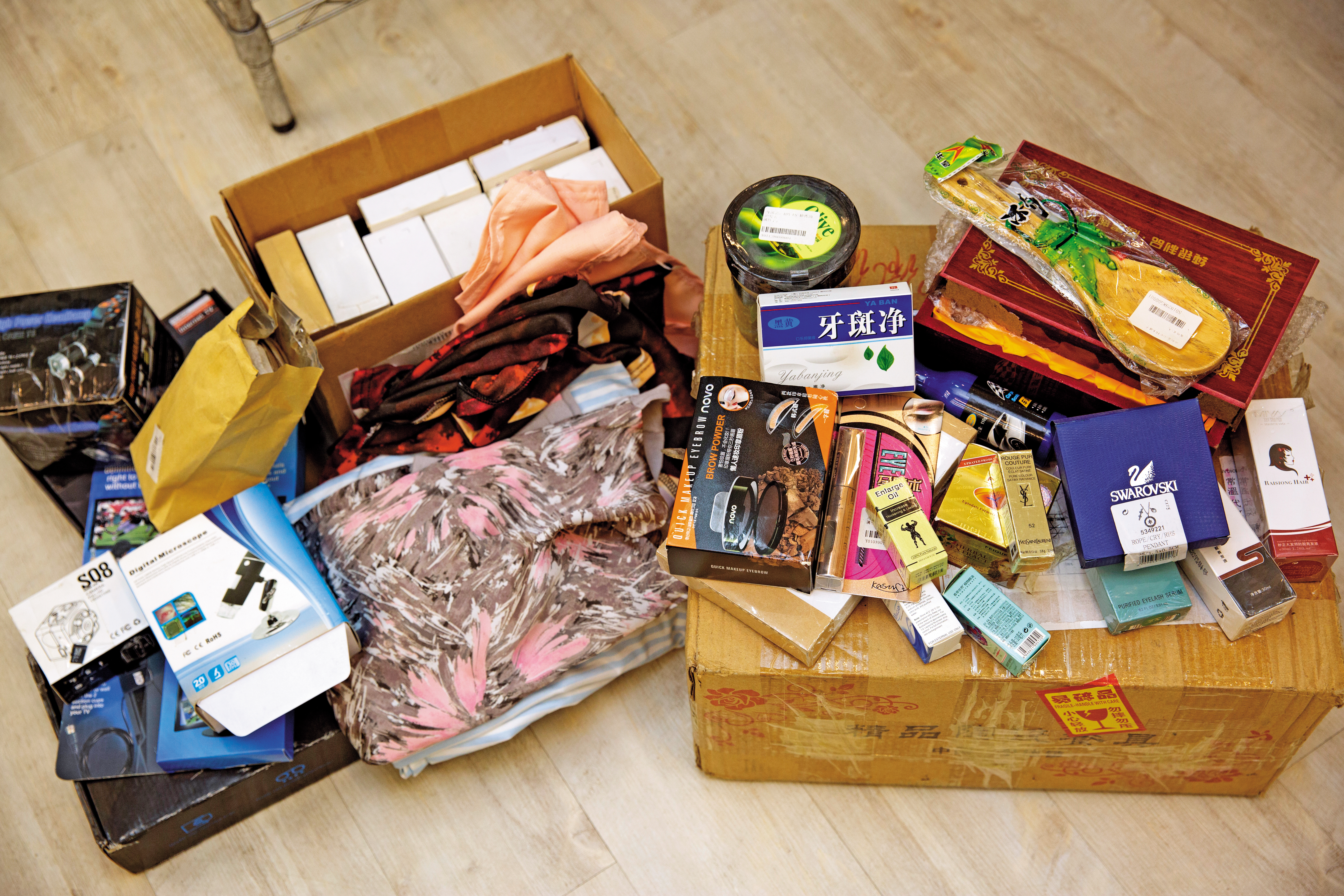 網路拍賣社團販售盲包，琳瑯滿目的內容不乏山寨名牌飾品口紅、潔牙劑和壯陽藥。