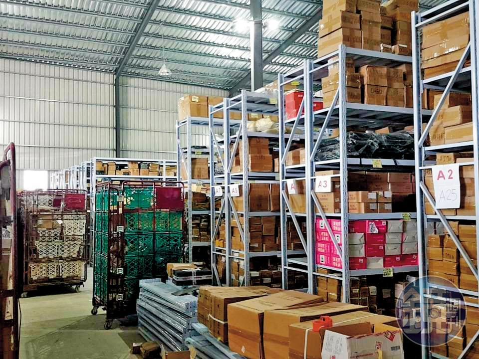 業者以排序整齊的貨架展示，刻意營造百貨供應的管理規模吸引客戶。（讀者提供）