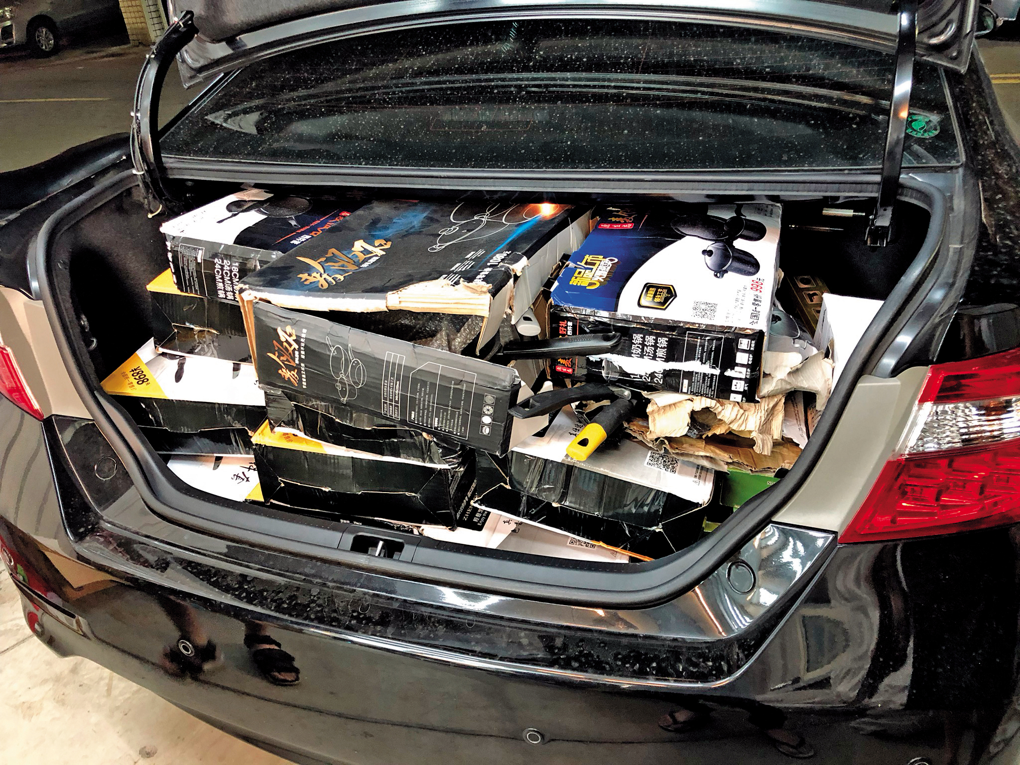 阿樹採購500公斤盲包，內容物外裝破損，南北往返換貨，裝滿整個後車廂。（讀者提供）