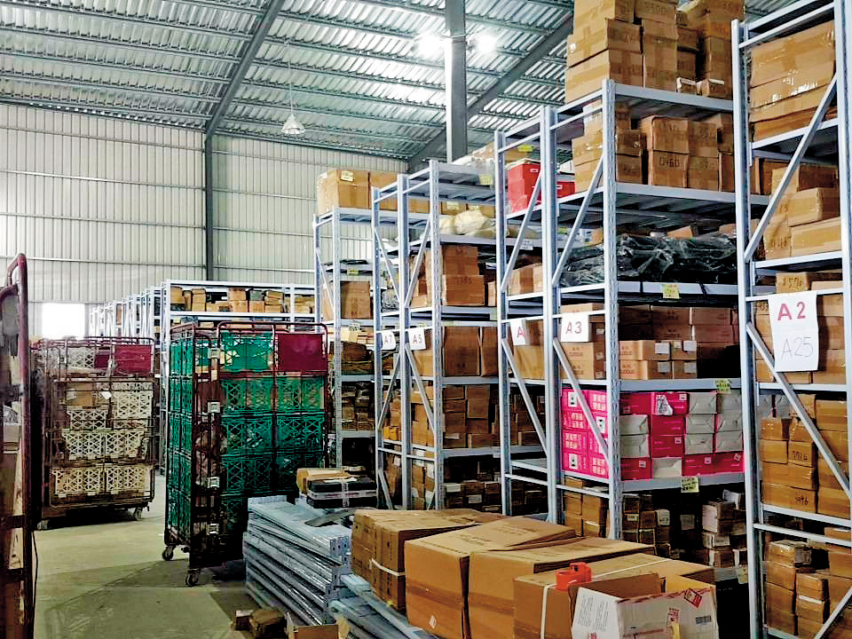 業者以排序整齊的貨架展示，刻意營造百貨供應的管理規模吸引客戶。（讀者提供）