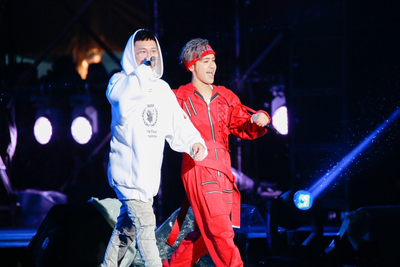 鼓鼓（右）與蕭秉治2人聯手表演，嗨翻台北市政府前廣場。