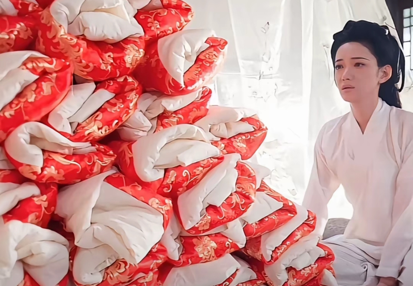 中國短劇《麒麟送子天降喜福》的劇情中，竟出現女主角替皇上一口氣生出99個兒子的橋段，引發熱議。（翻攝自微博）