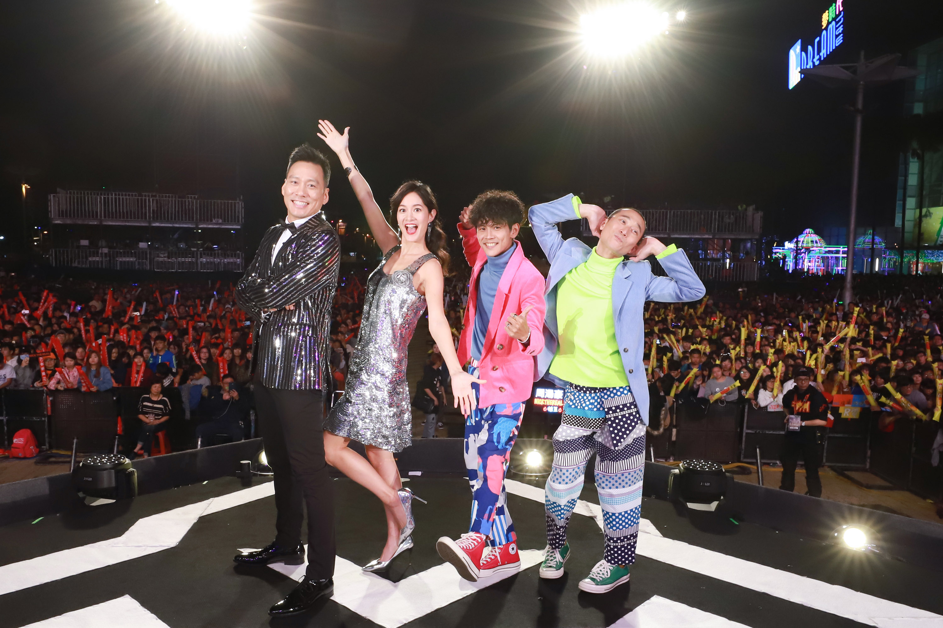浩角翔起及Janet、艾力克斯共同主持，組合新穎。（民視提供）