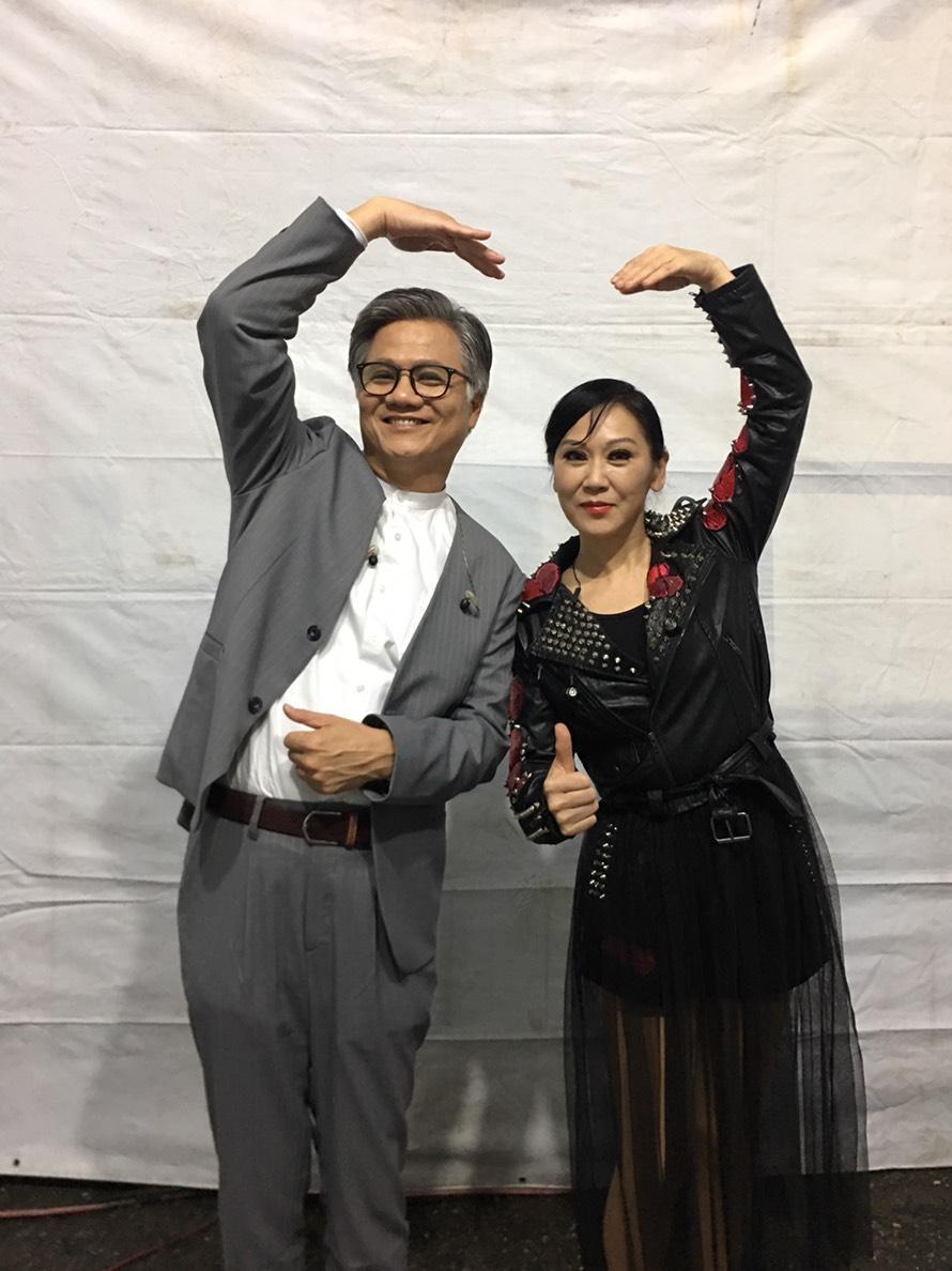 吳蕚洋及李麗芬同台演唱〈愛江山更愛美人〉。(三立提供)