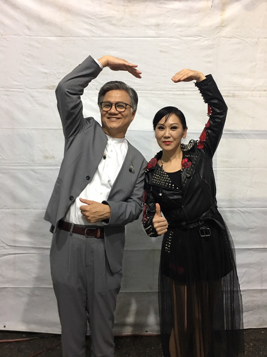 吳蕚洋及李麗芬同台演唱〈愛江山更愛美人〉。（三立提供）