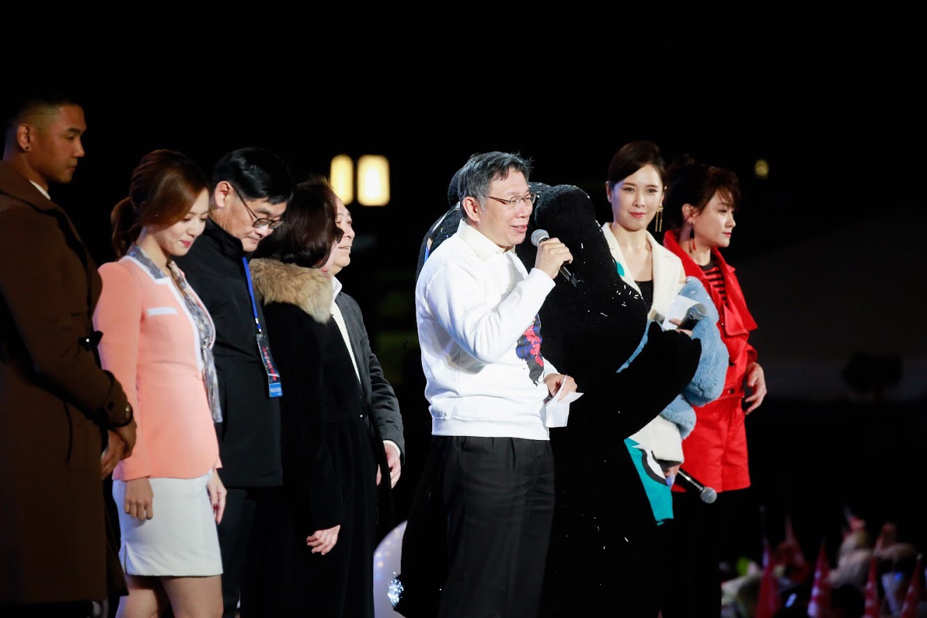 柯文哲與熊讚及華視總經理莊豐嘉上台倒數。