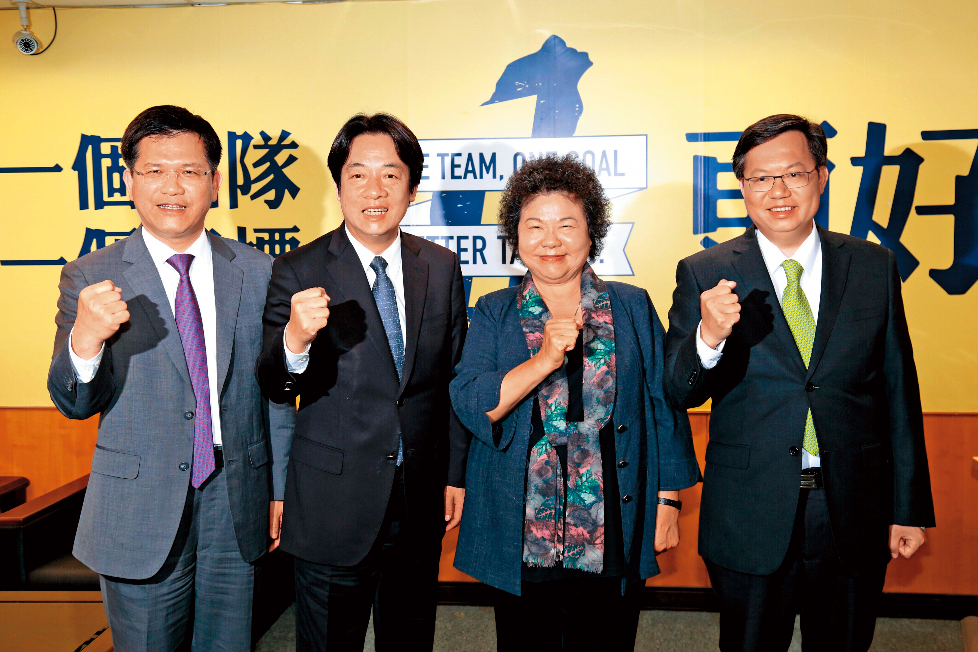 民進黨上屆6都市長中，僅鄭文燦（右）連任，站穩黨內中生代領頭羊地位。