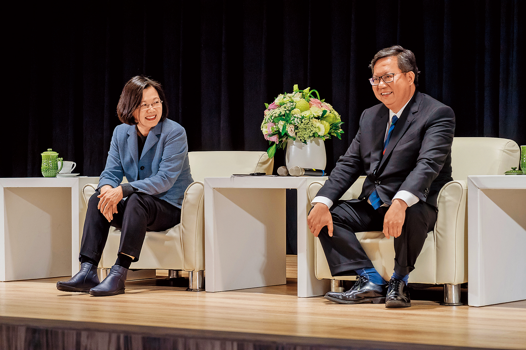 鄭文燦呼籲總統蔡英文應站上第一線,圖為上月18日於桃園市府的「蔡鄭會」。(總統府提供)