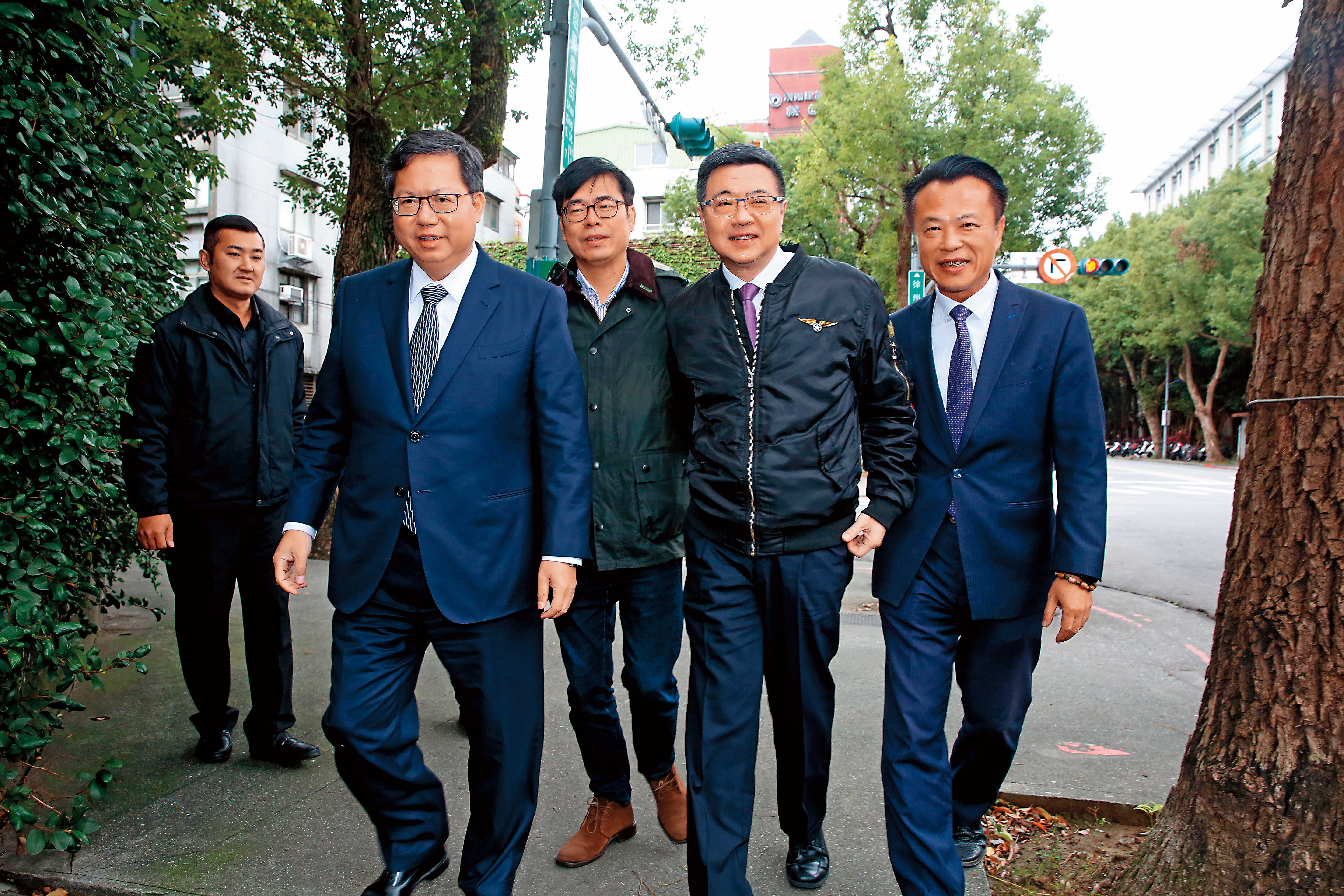 鄭文燦(前排左)、陳其邁(前排左2)、翁章梁(前排右)等黨內中生代,上週六與支持的民進黨主席候選人卓榮泰(前排右2)出席座談會。