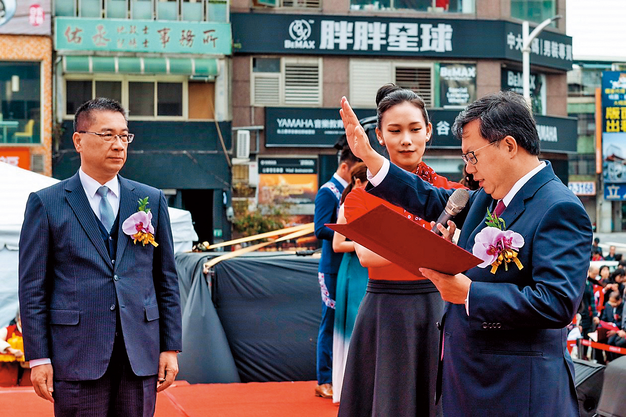 鄭文燦公開宣示第二任市長任期會做好做滿，圖為他上週二宣誓就職。（桃園市政府提供）