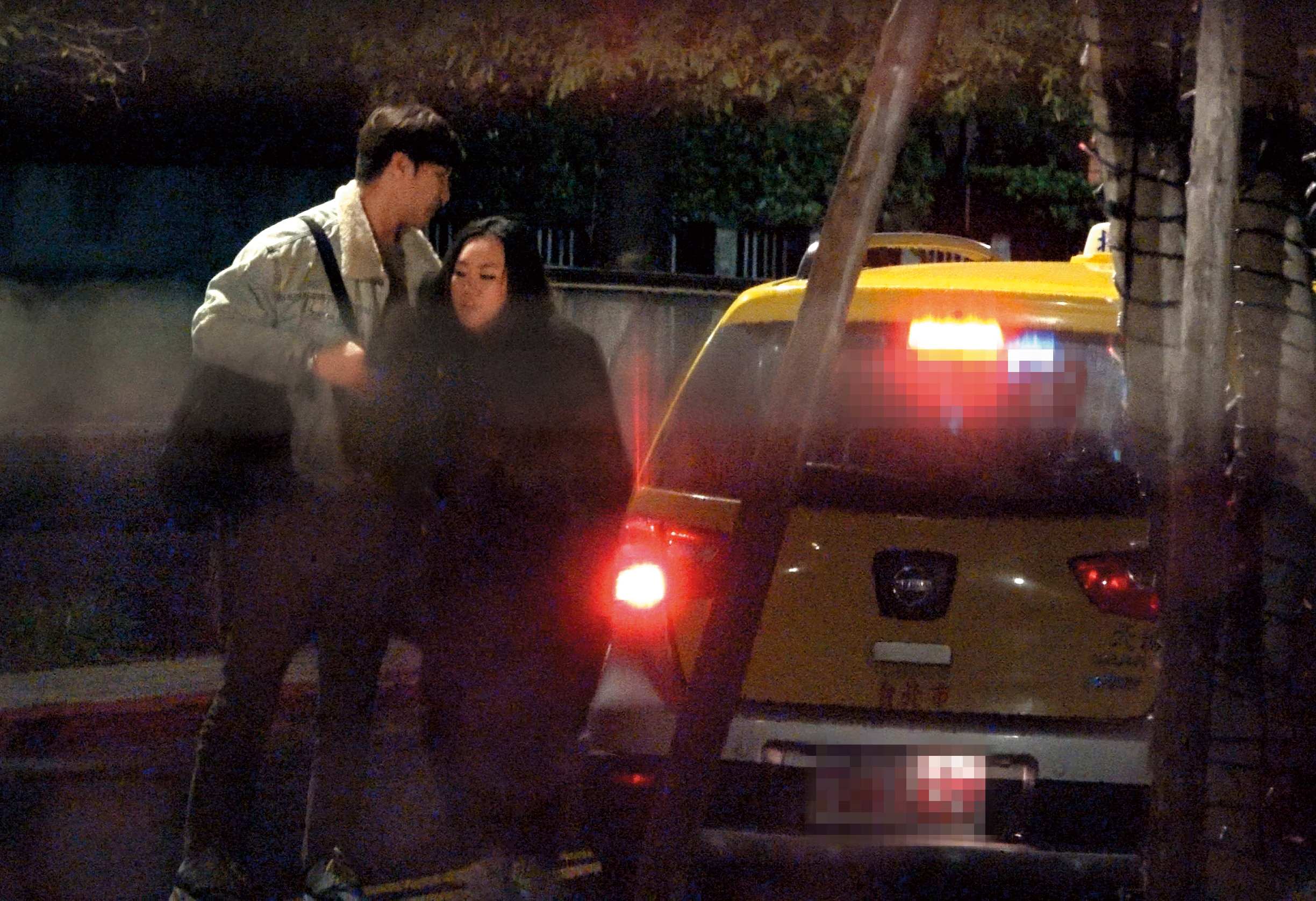 12/28 01:26 謝佳見大馬好友來台「探親」，兩人一起上車回家。 