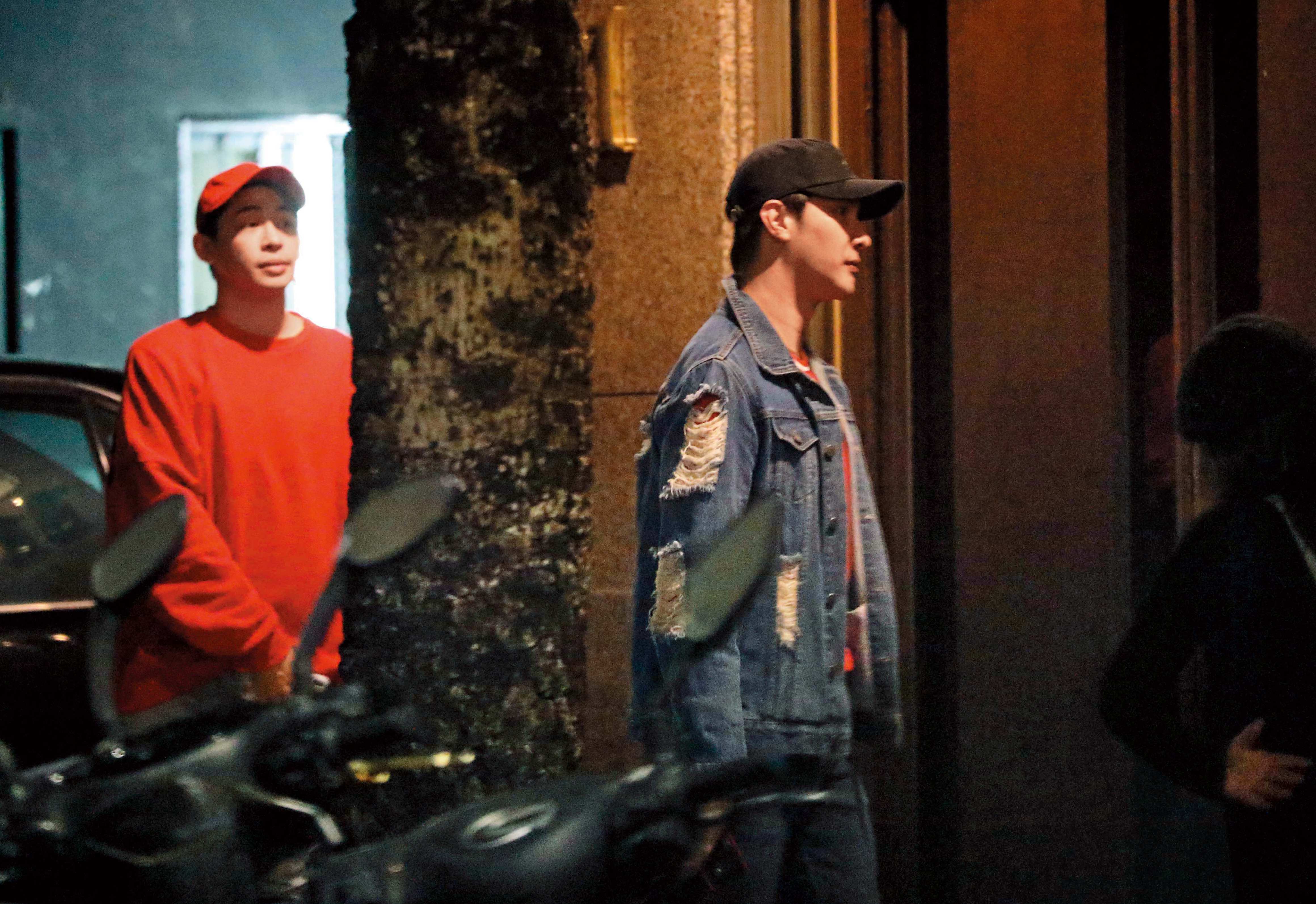 謝佳見（右）和孫瑋廷常出雙入對出席友人聚會，日前耶誕節聚餐，他們發現狗仔跟拍後立刻分開行動，但依舊被捕捉到同框畫面。