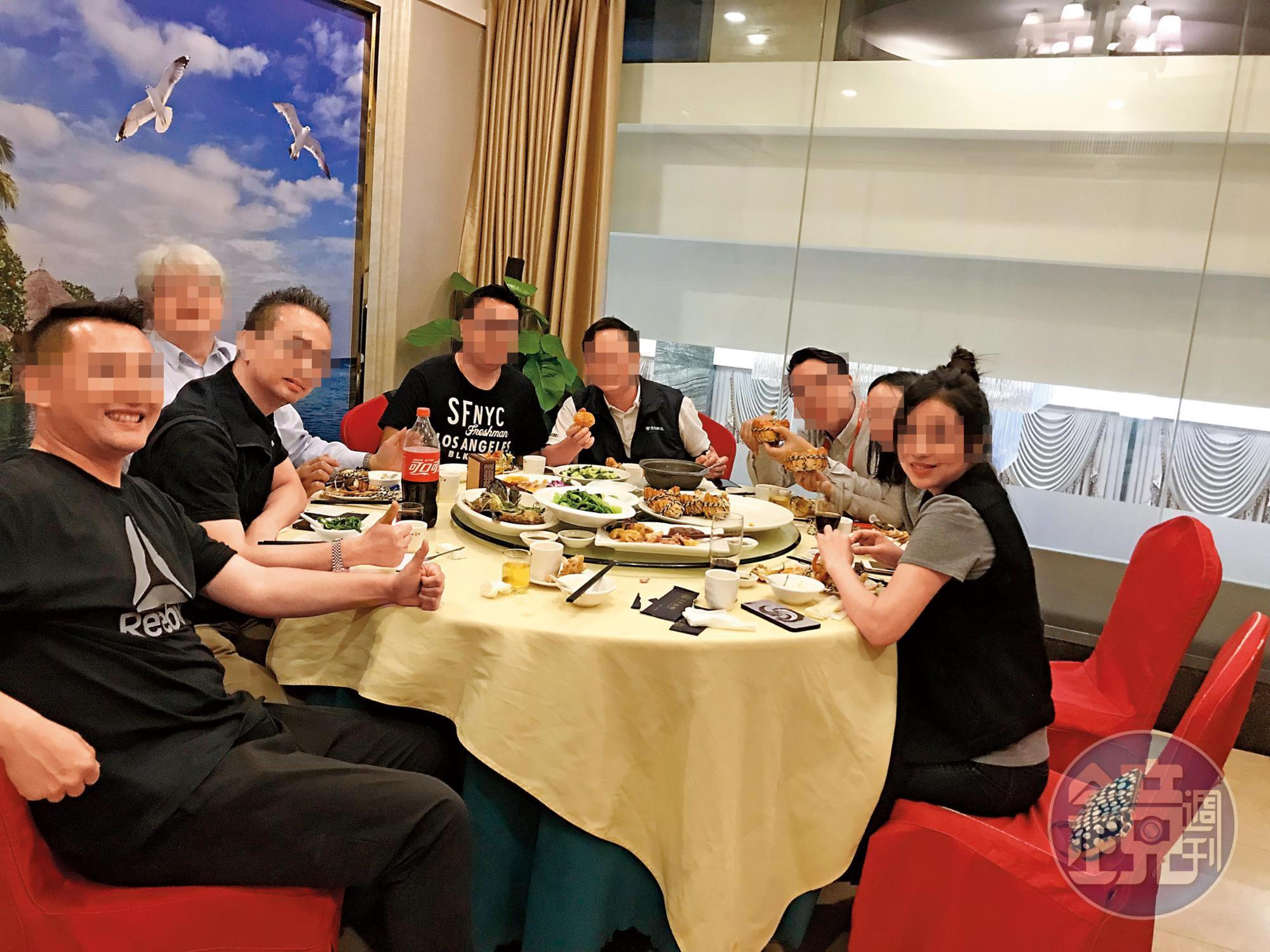 鴻海集團旗下富士康王姓經理(左1)、妻子(右1)及曾姓副總(左2)都是香港人吃飯團成員,卻傳出桃色醜聞。(讀者提供)