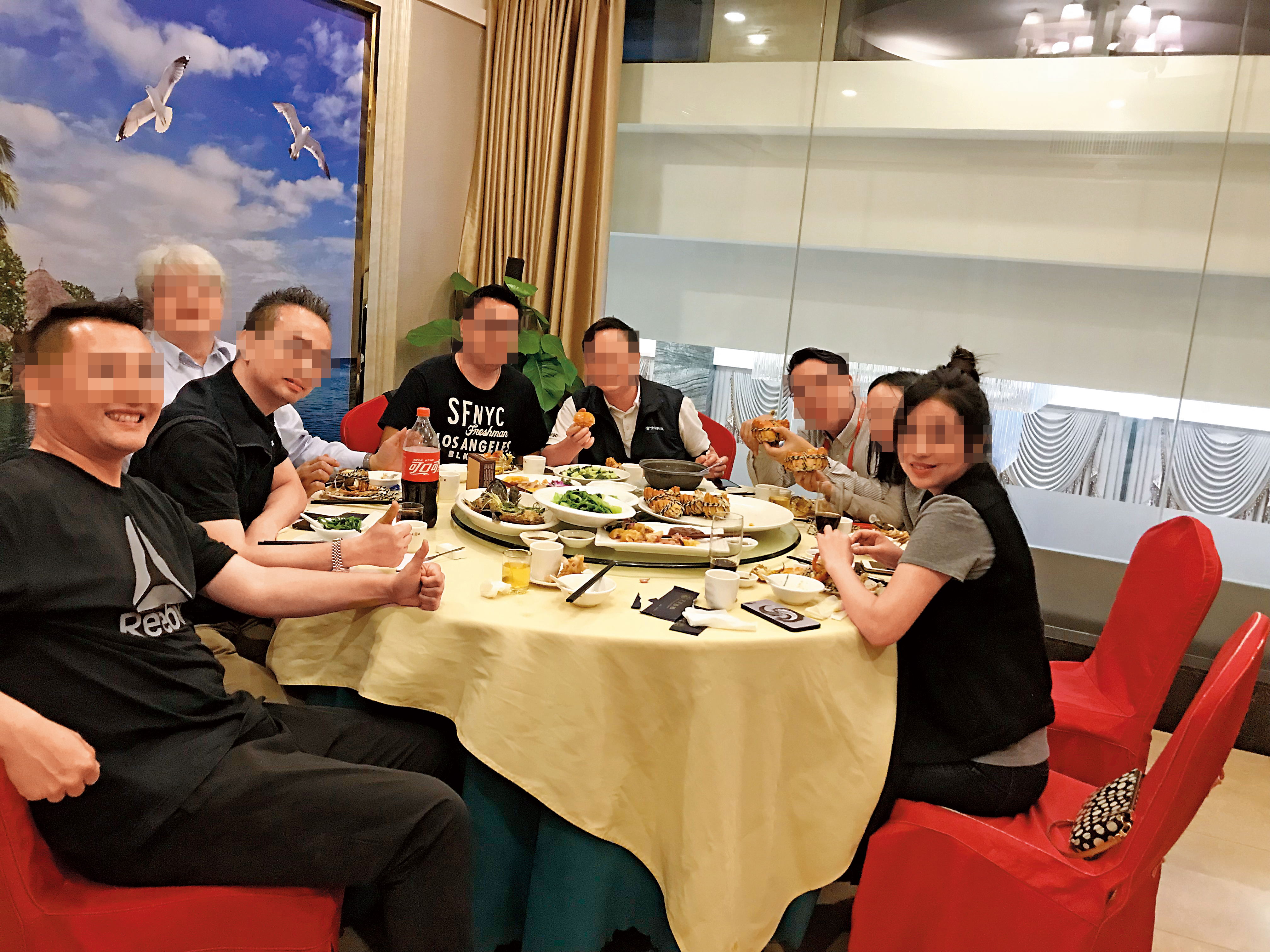鴻海集團旗下富士康王姓經理(左1)、妻子(右1)及曾姓副總(左2)都是香港人吃飯團成員,卻傳出桃色醜聞。(讀者提供)