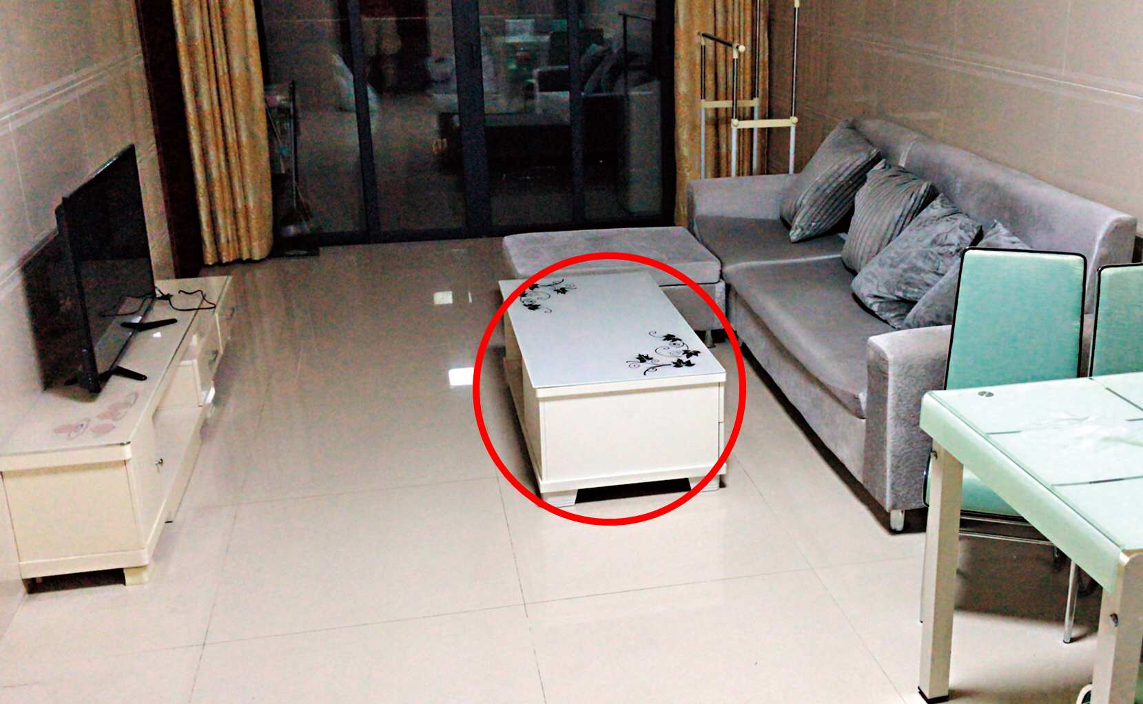 鴻海集團旗下富士康王姓經理在家中茶几（紅圈處）放錄音筆，錄得妻子的約砲對話證據。（讀者提供）