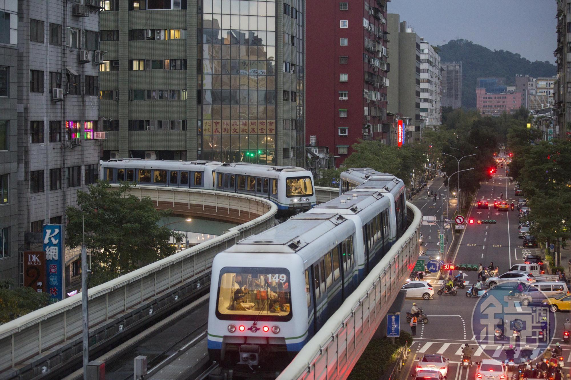 台北捷運搭乘人次將突破100億。
