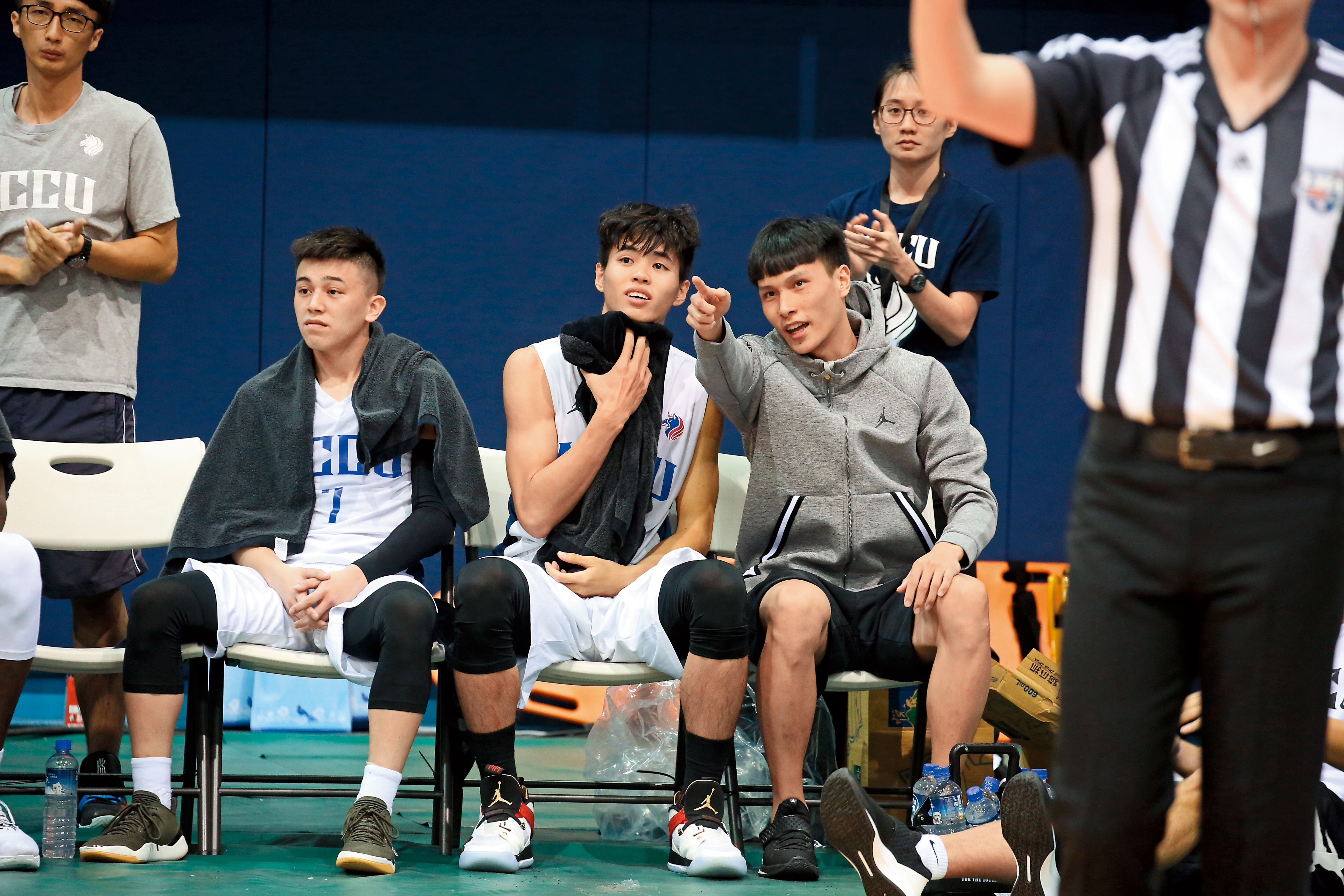 在政大對上健行科大的UBA賽事中，教練以負傷為由安排洪楷傑（右）坐板凳，他仍不忘對球場動態發表意見。