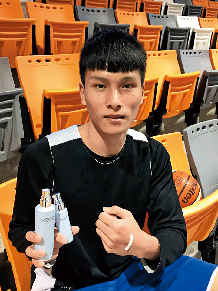 除了政大全額獎學金,洪楷傑還接業配,生活費卻要靠男性密友支付。(翻攝自洪楷傑IG)