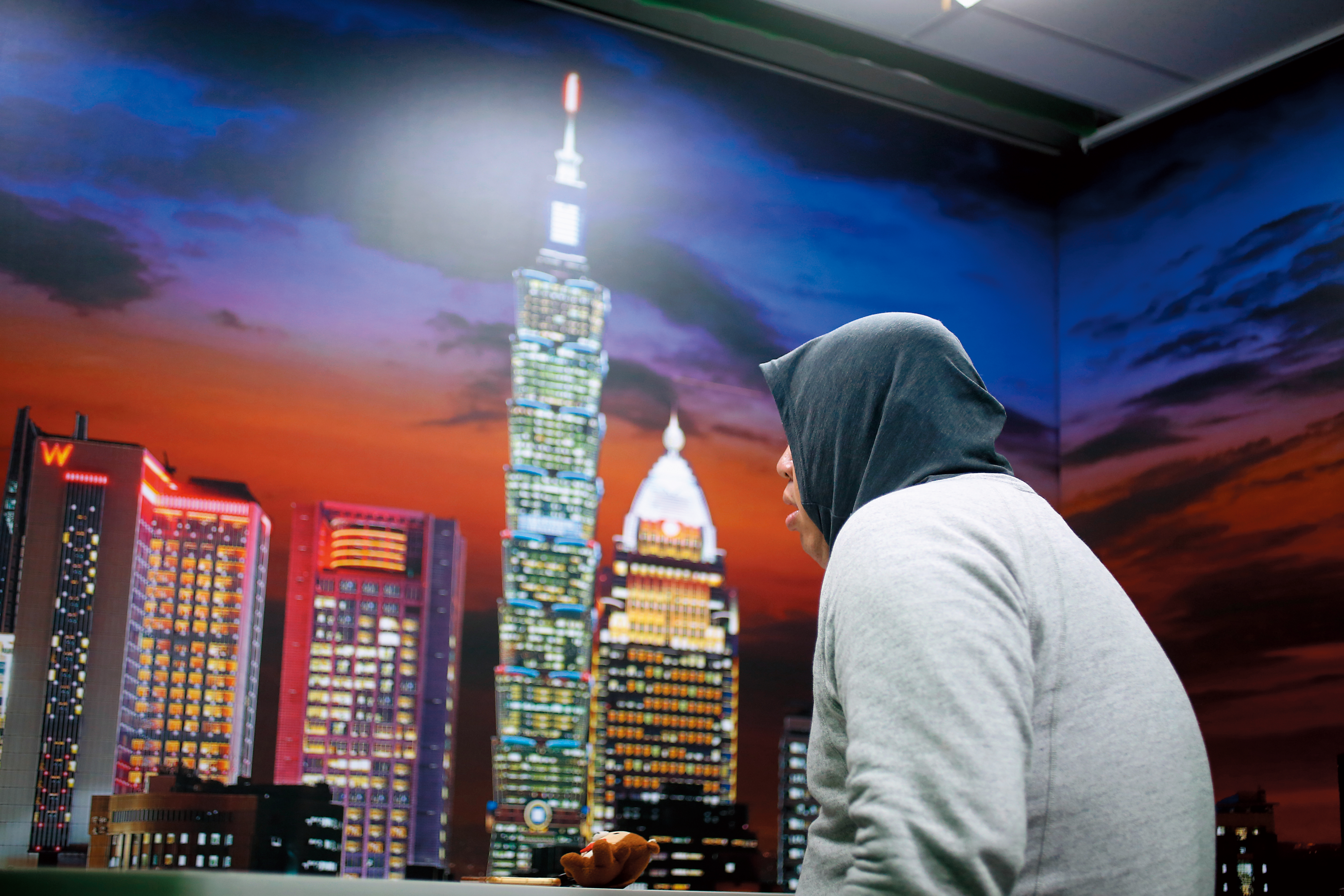 阿國為洪楷傑買車、付錢、寫作業，最後竟被報警告騷擾。