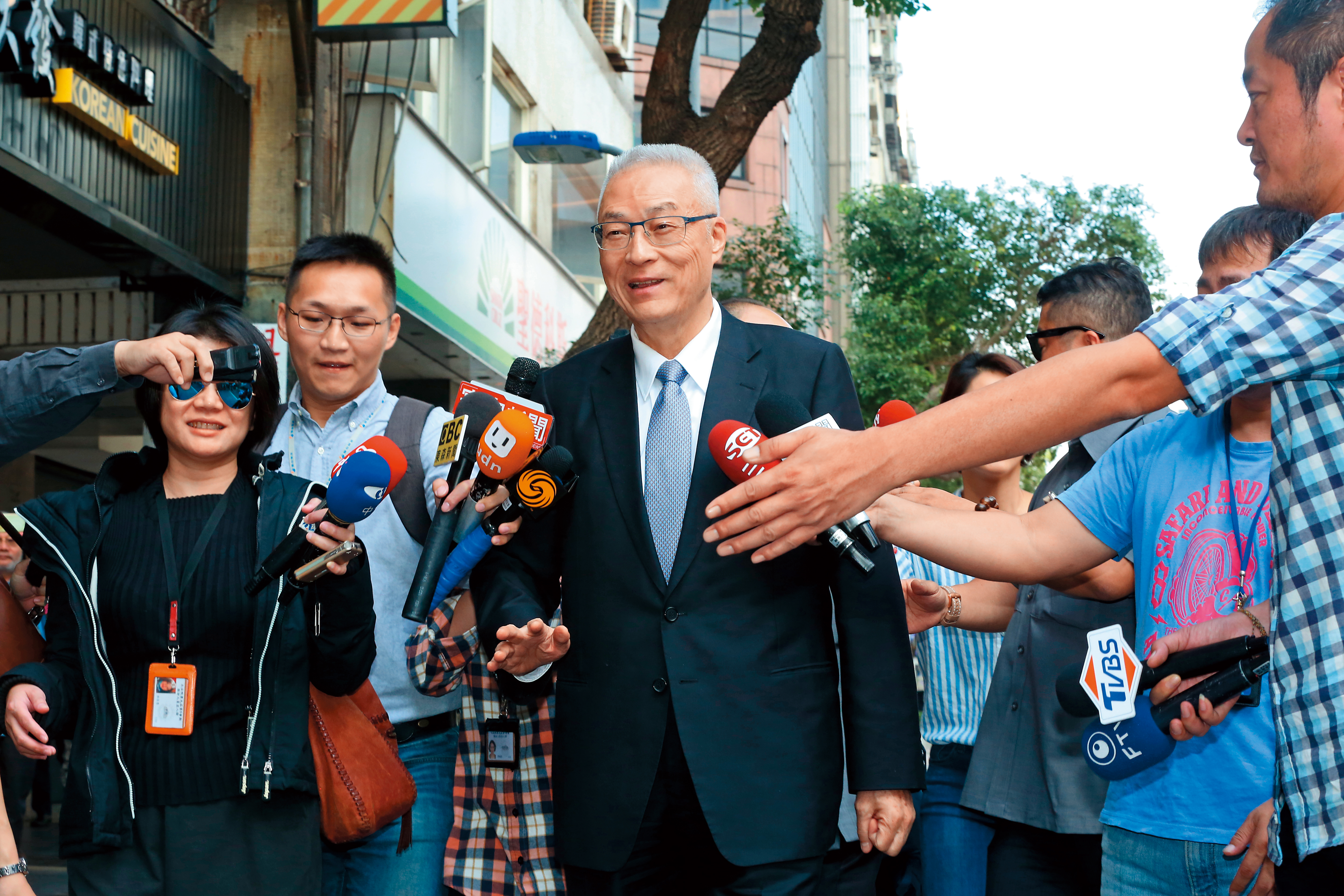 民進黨九合一選舉大敗，新北市長朱立倫卸任後隨即宣布投入總統大選，國民黨主席吳敦義則是鴨子划水。