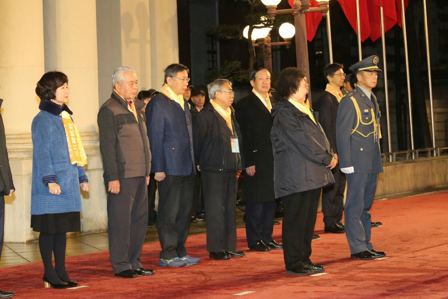 台北市長柯文哲和總統蔡英文共同參加元旦升旗,兩人零互動。(市府提供)