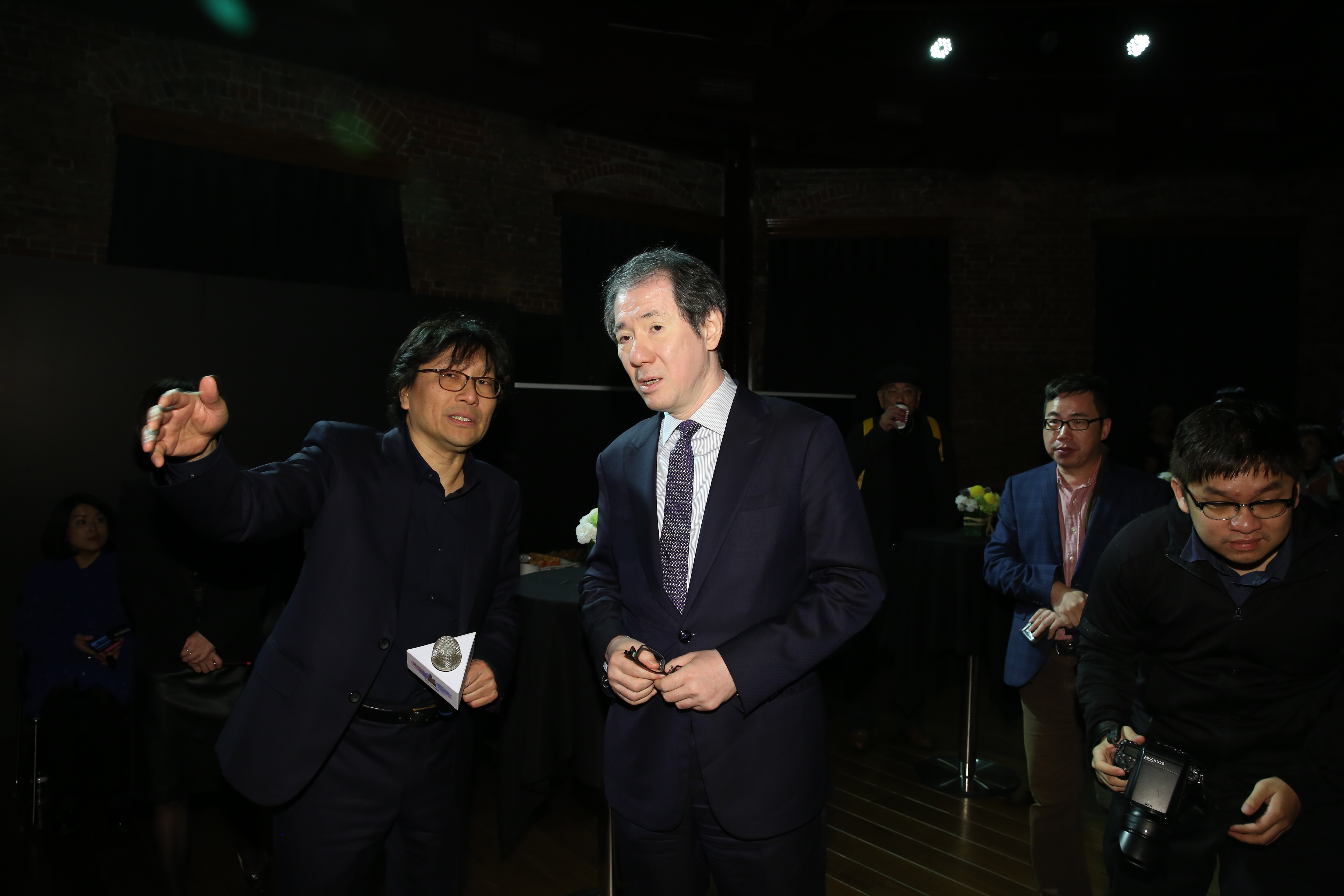 除了游泳池、夜跑綠道，于品海（右）還要把新零售模式導入商場。