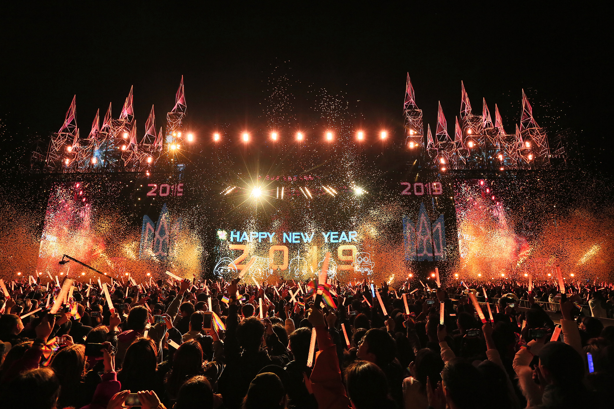 五月天跨年台中開唱，許願要年年跟歌迷共度。（相信音樂提供）