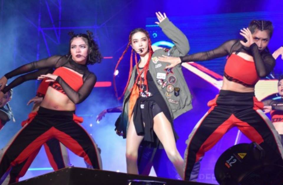 謝金燕在台上跳得賣力，台下卻時不時出現超高音頻尖叫聲，引起網友熱議。（翻攝自謝金燕臉書）