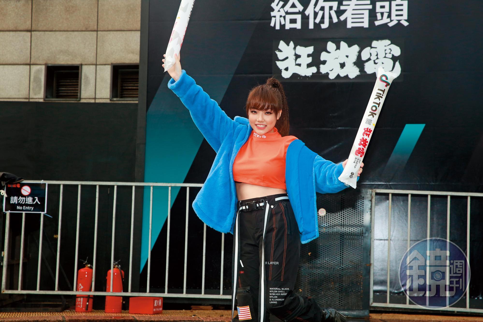 安那身為外甥女,之前又大露渾圓奶彈,天氣冷但當之無愧,小露一下腰間肉示眾人,可惜表情些許尷尬。