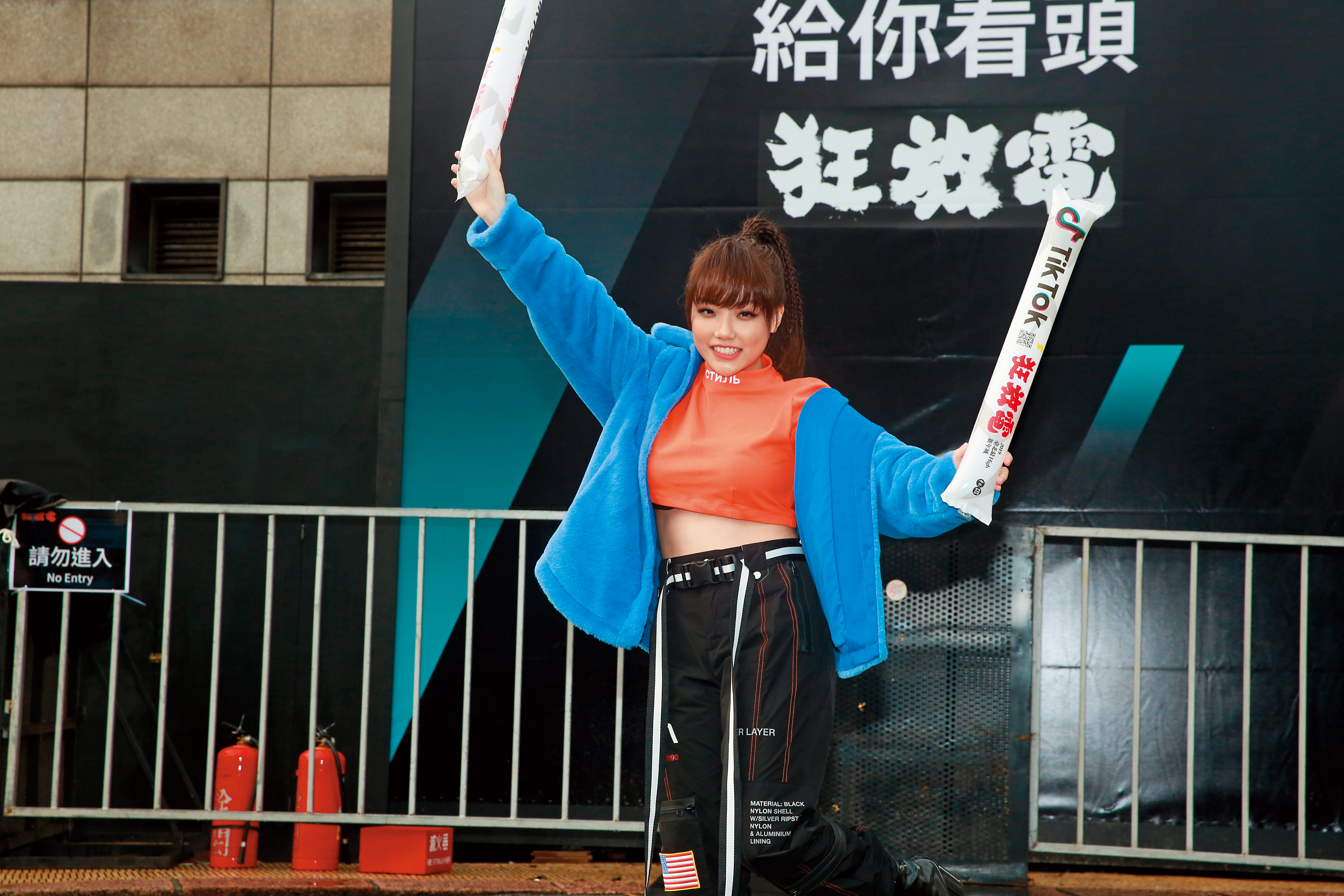 安那身為外甥女，之前又大露渾圓奶彈，天氣冷但當之無愧，小露一下腰間肉示眾人，可惜表情些許尷尬。