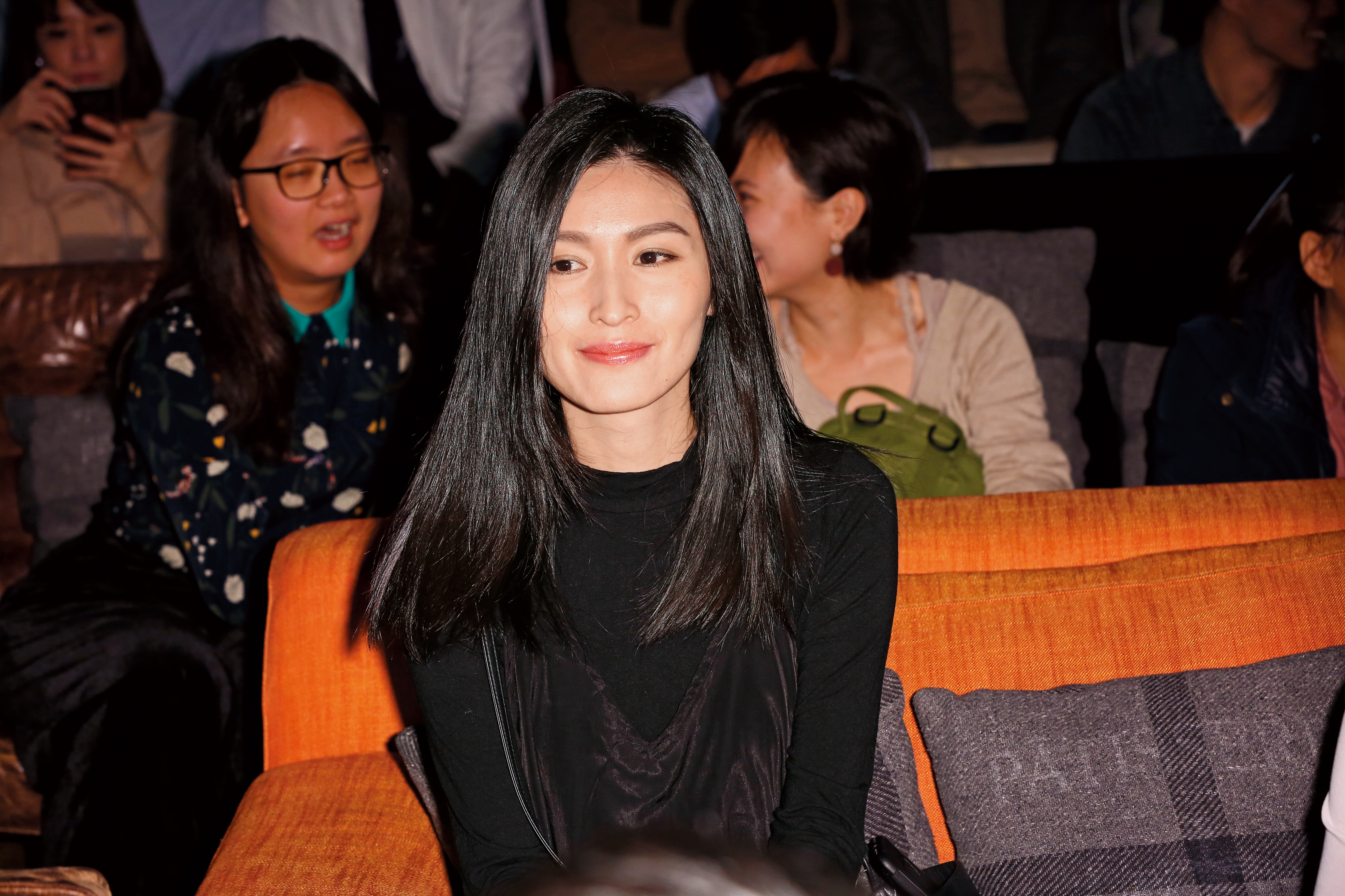 與倪安東不倫，管罄與他的元配在地院完成和解，一身黑的她最近露面，避答私人問題，也覺得感情話題「不好聊」。