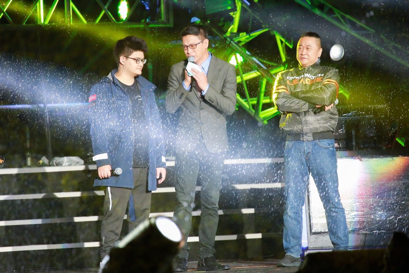 台北跨年晚會以電競《爐石戰記》作為開場，還邀請世界冠軍Tom（左）與邰智源（右）對決。