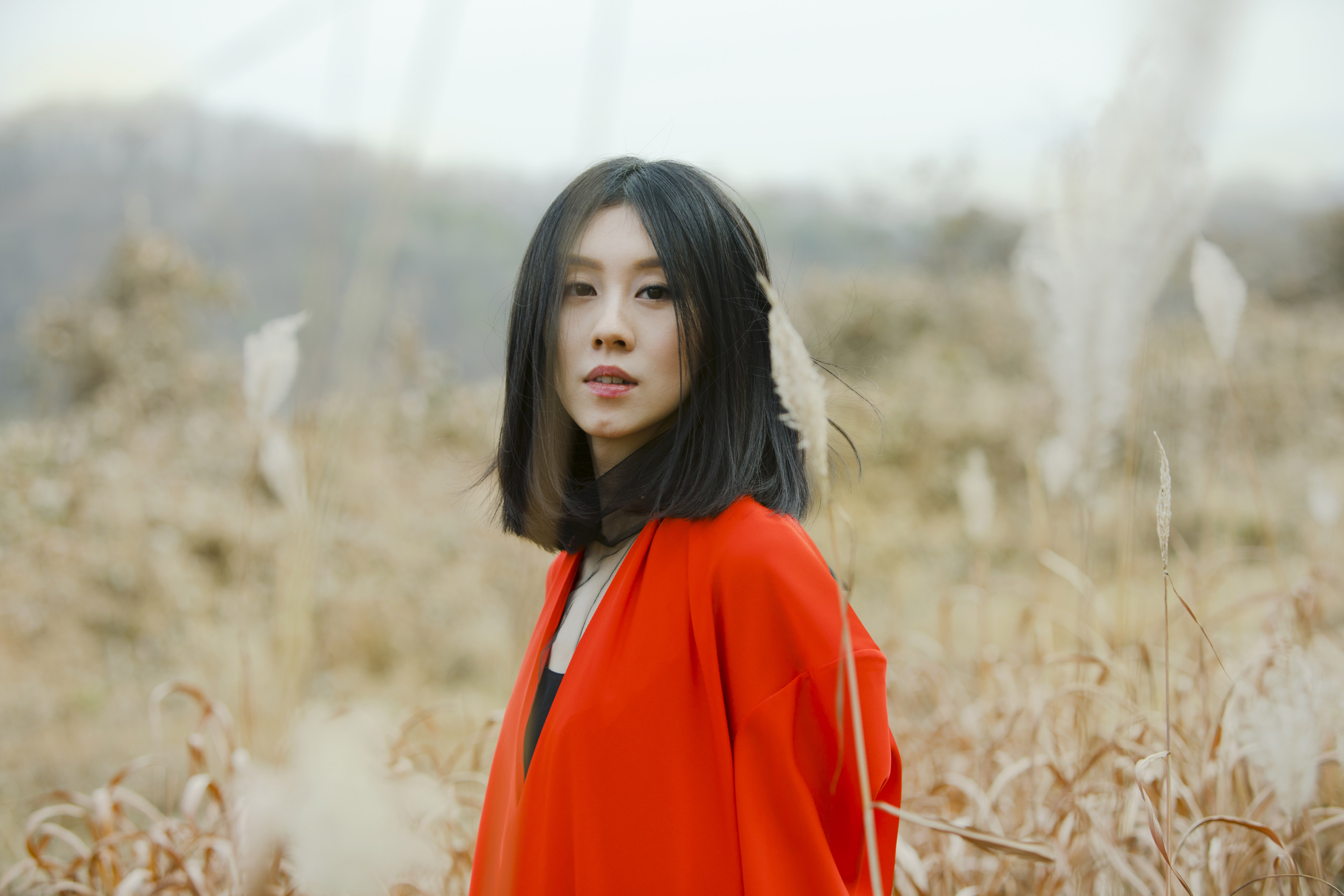 白安在韓國大邱拍新歌MV，為了抵抗0度低溫在洋裝內塞滿抗寒衣物。（相信音樂提供）