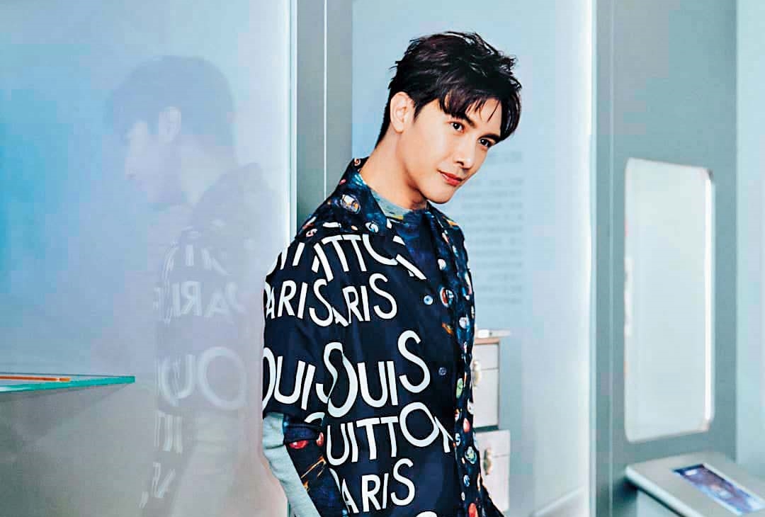 謝佳見身家雄厚，在大馬有個富翁老爸，但他媽媽過世，兄弟姐妹都是同父異母，讓他特別渴望家的感覺。（翻攝自謝佳見IG）