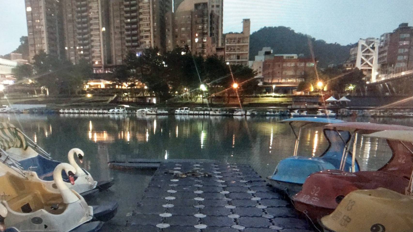 陳姓少年夜遊時爬上天鵝船拍照，天鵝船卻因重心不穩而翻覆。（翻攝畫面）