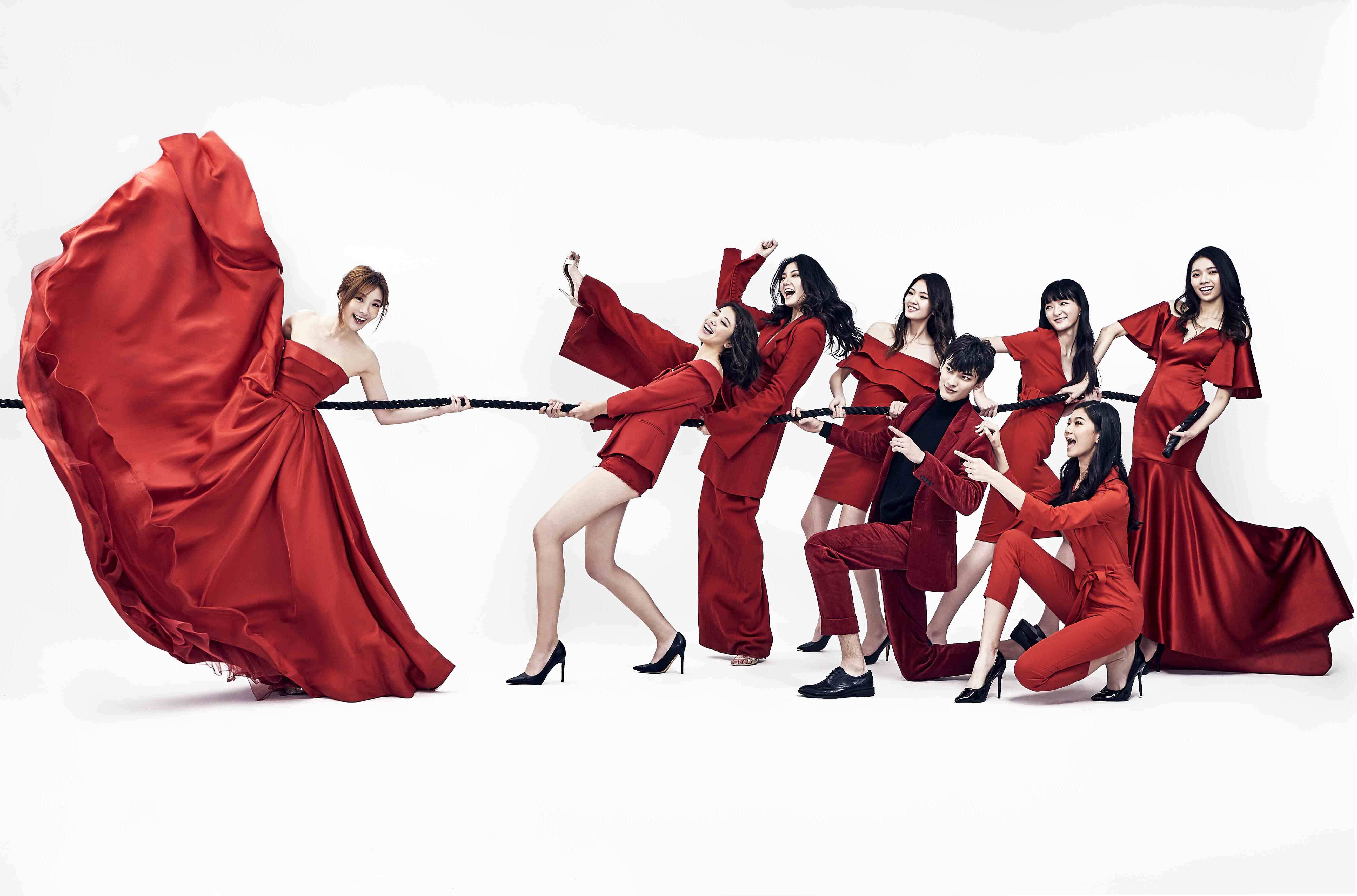 兩大女神蔡淑臻、王麗雅領軍男、女模特兒，拍攝新春團拜賀卡。（伊林娛樂提供）