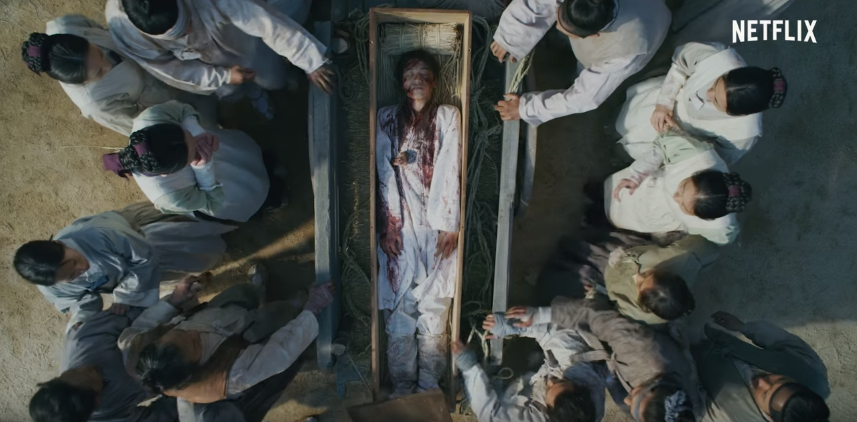 染上瘟疫的人不會死去，依賴吃人肉維持生命，讓整個村莊陷入恐慌。（截圖自預告）