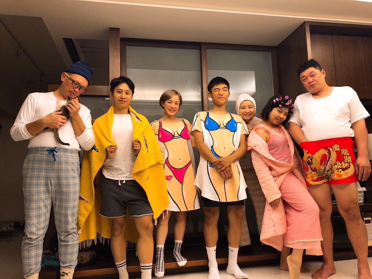 林彥君否認（左2）運動男是男友，強調他只是車友，兩人前陣子還跟玩睡衣趴，車友弟弟也一起參加。（經紀人黃玉秀臉書）