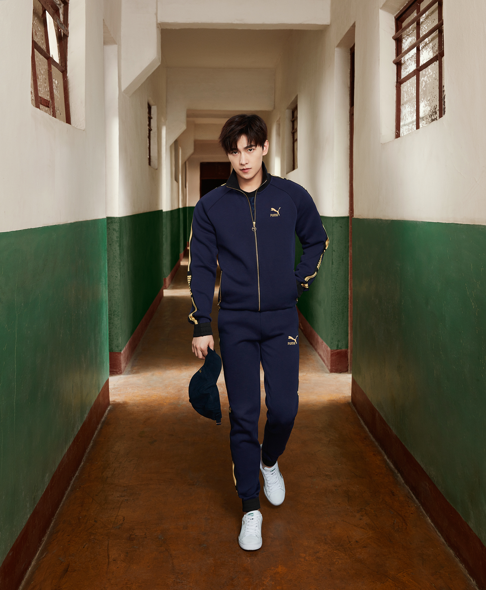 楊洋全身行頭：PUMA LUXE立領外套NT$2,480、LUXE長褲NT$2,180、PUMA Basket Classic LFS NT$2,680。