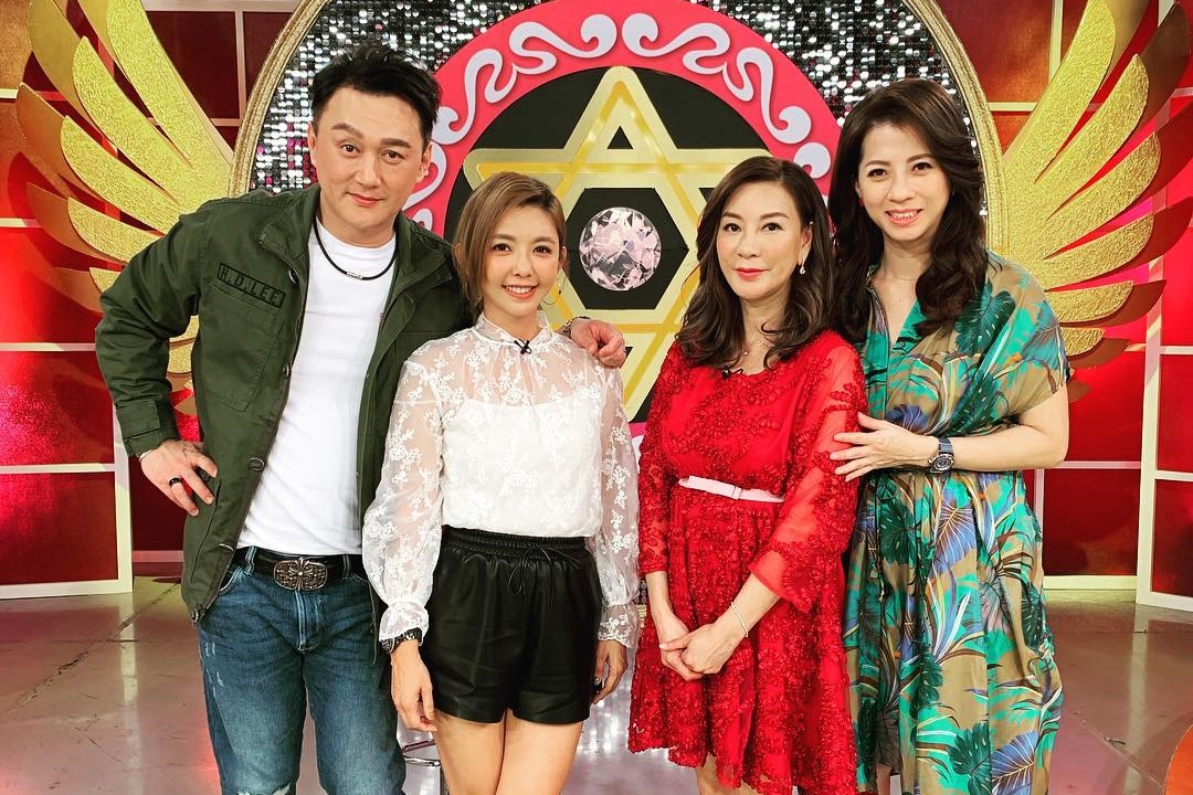 李芳瑜（左二）產後迅速瘦身上工，工作通告從早排到晚。（翻攝李芳瑜臉書）