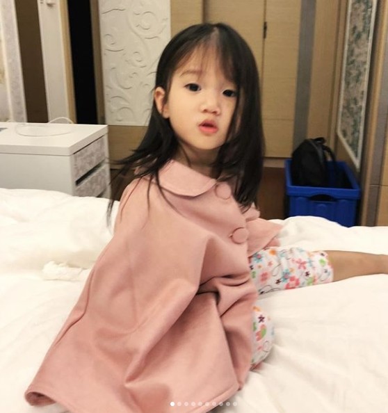 隋棠po出女兒的一系列萌照，只見Lucy一頭長髮披肩，頗有小隋棠風采。（翻攝隋棠IG）。